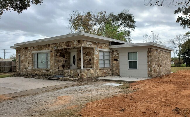 Building Photo - 1114 E Pecan St