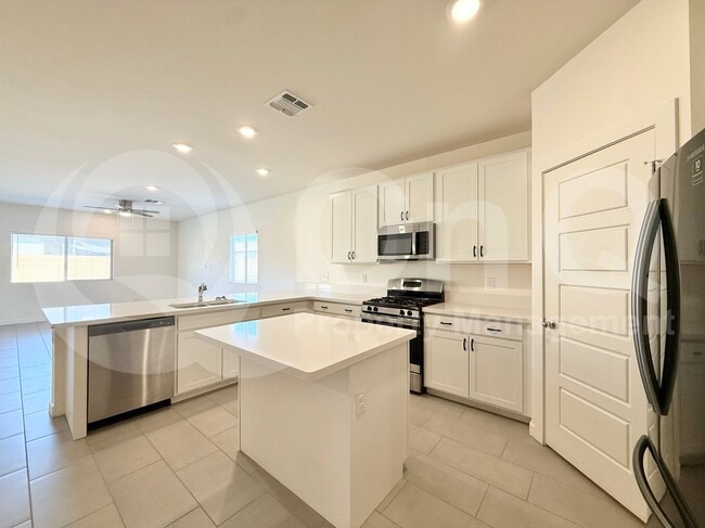 Building Photo - 724 E Ruby Dr