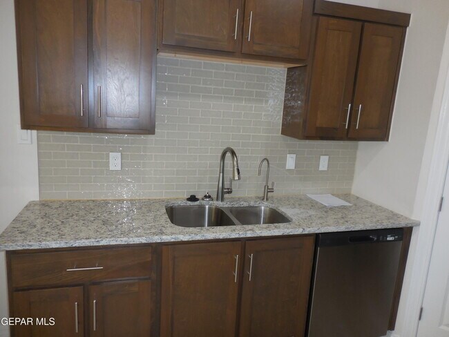 Building Photo - 561 Oakmont