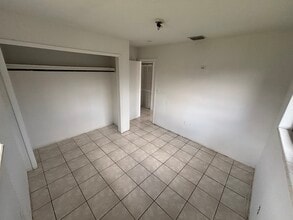 Building Photo - 1413 NW 8th Ave