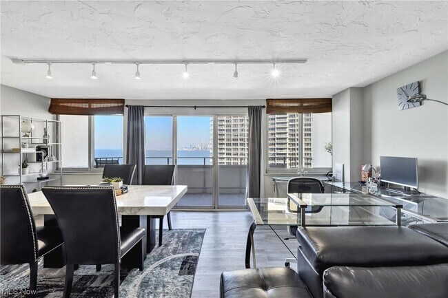 Foto del edificio - 12900 Lake Ave