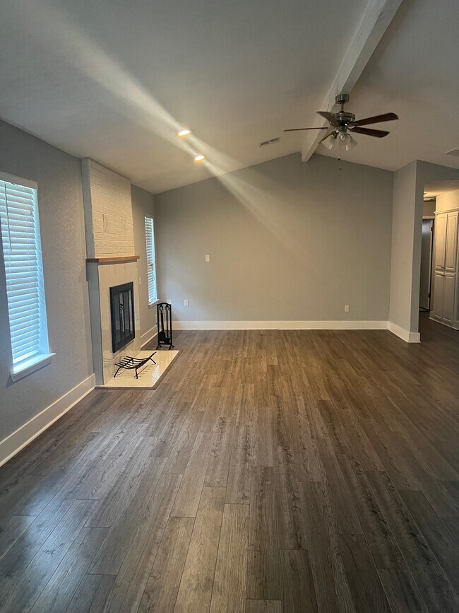 Building Photo - 7210 NW Willow Creek Dr