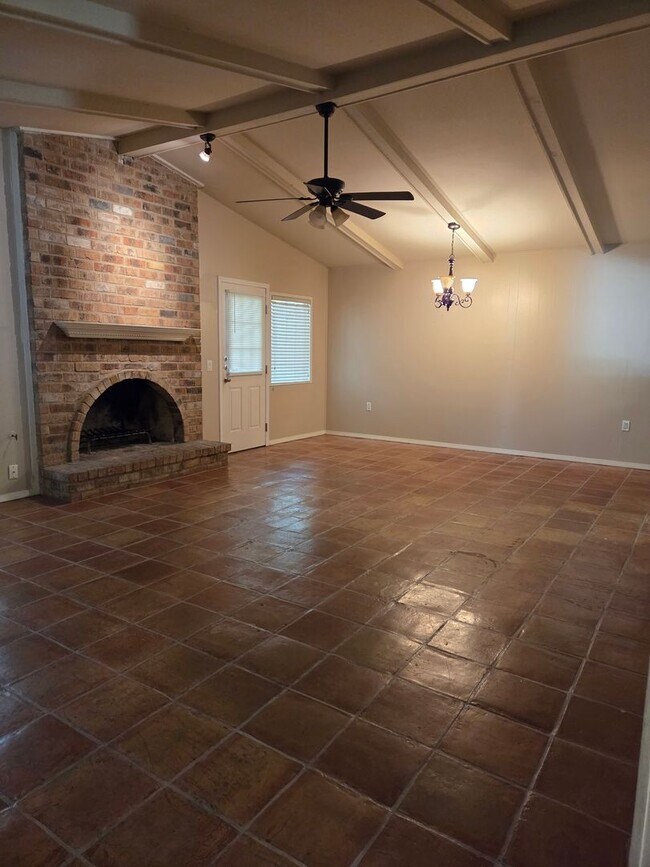 Foto del edificio - Spacious NE side single story home
