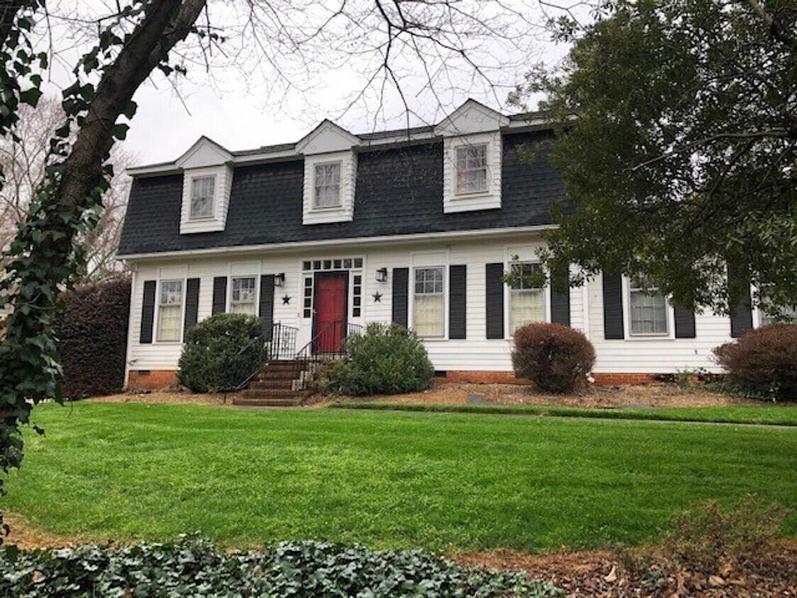 Primary Photo - Great Location Home with Plenty of Space!