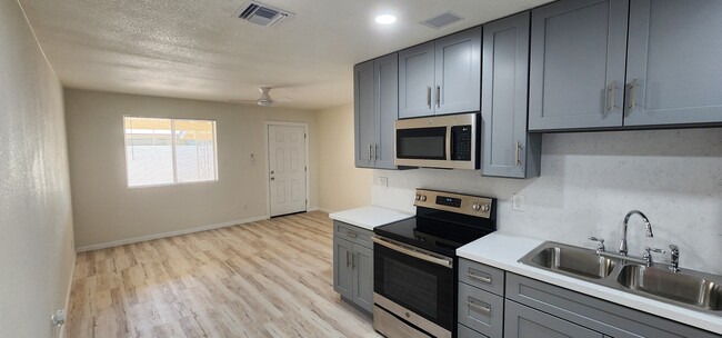 Building Photo - 2026 E Glenrosa Ave