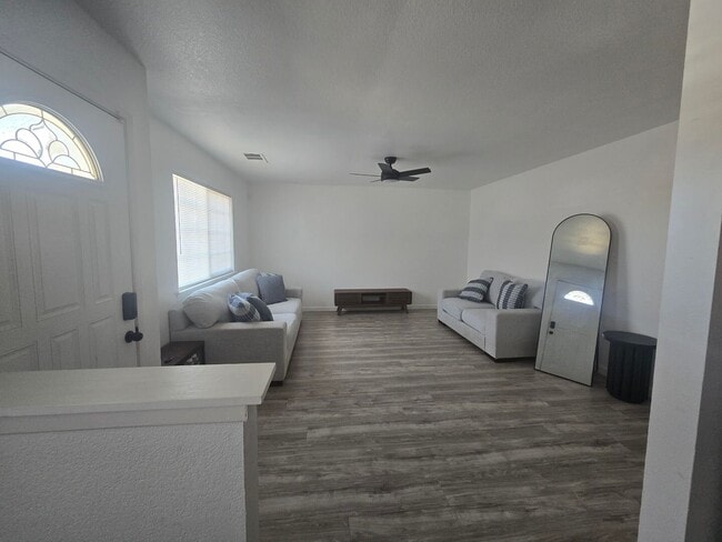 Building Photo - 4 BR 2 Ba Available 9/1