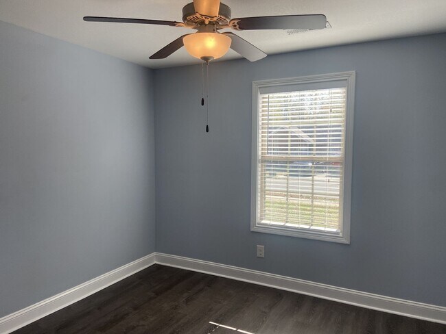 Building Photo - Sweet 3 bed 2 bath.  No Backyard Neighbors.