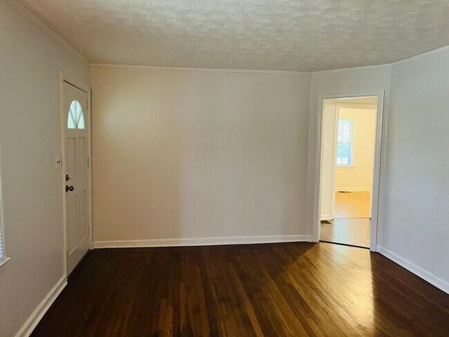Foto del edificio - 3 bedroom, 1.5 all brick ranch with 2 car ...