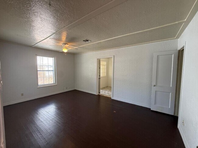 Building Photo - 1 Bed 1 Bath Duplex For Lease!