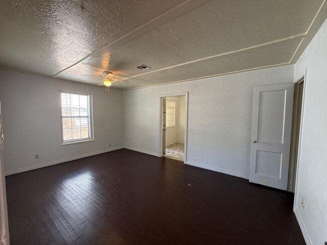 Photo - 1 Bed 1 Bath Duplex For Lease! House