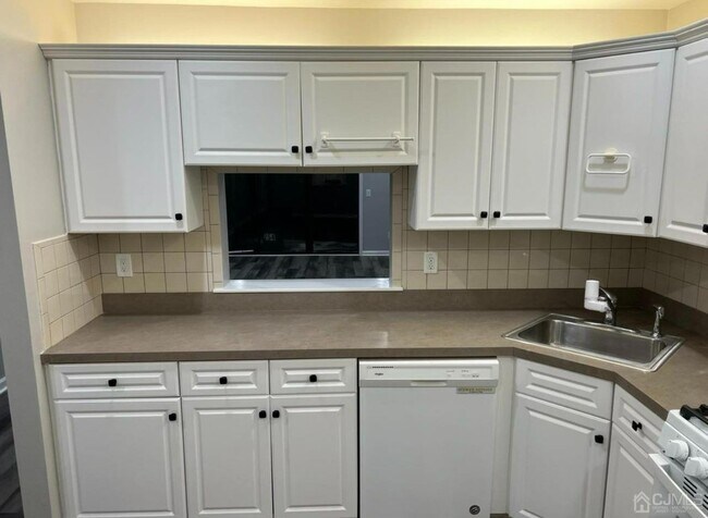 Building Photo - 254 Bromley Pl