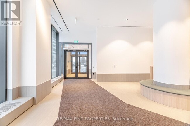 Photo du bâtiment - 395 Square One Dr