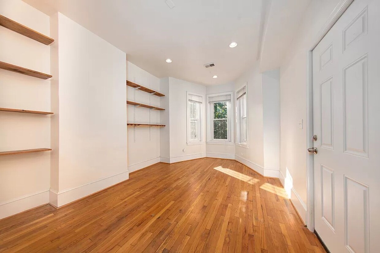 Foto principal - Charming 2br/1ba Near U St/Shaw with Parking!