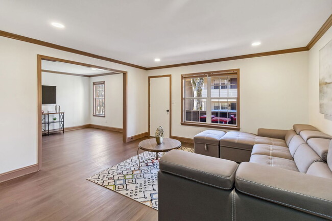 Building Photo - 906 Chapel Creek Dr