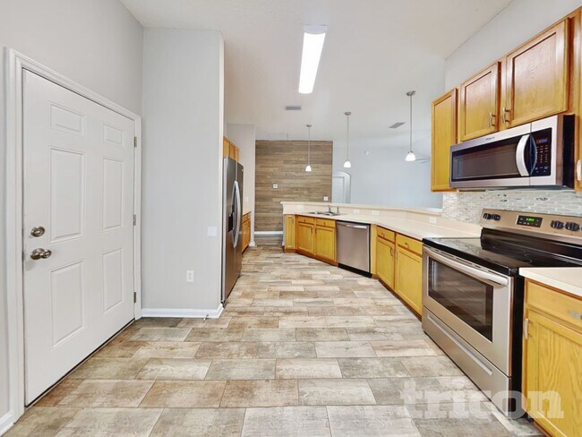 Foto del edificio - 2450 Creekfront Dr