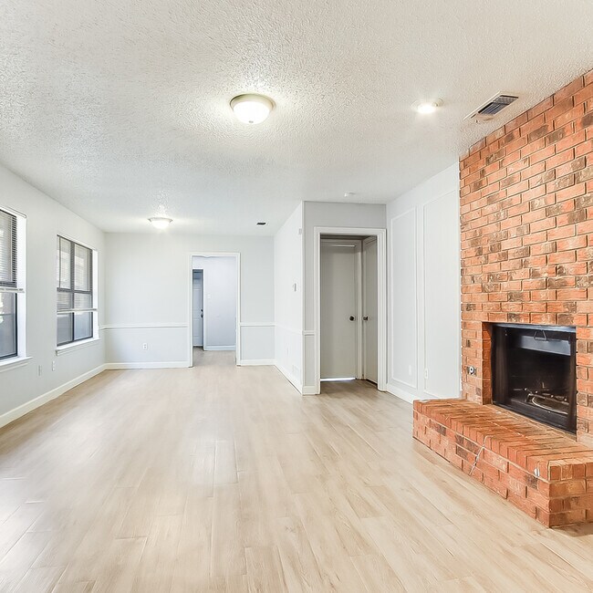 Building Photo - 2404 Kingsford Ct