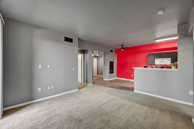 Building Photo - Ground Floor 2BD/2BA Condo in Gated Hender...