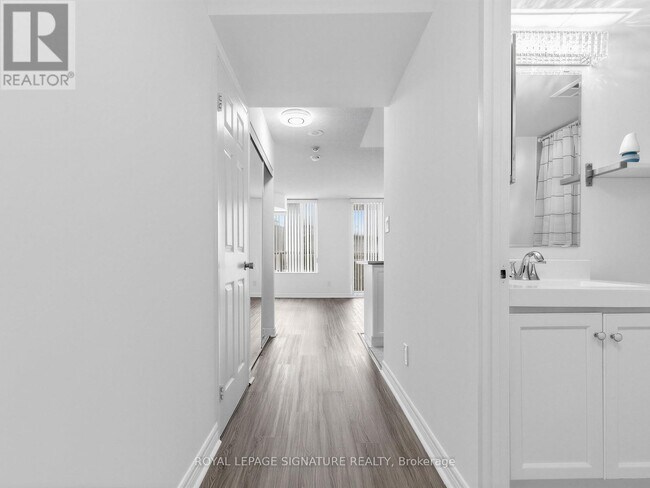 Photo du bâtiment - 43 Eglinton Ave E