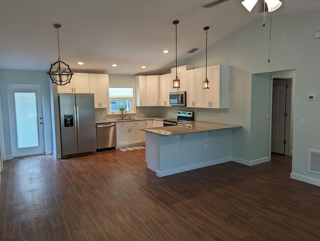 Building Photo - Beautiful Newer Home with 3 bedroom and 2 ...