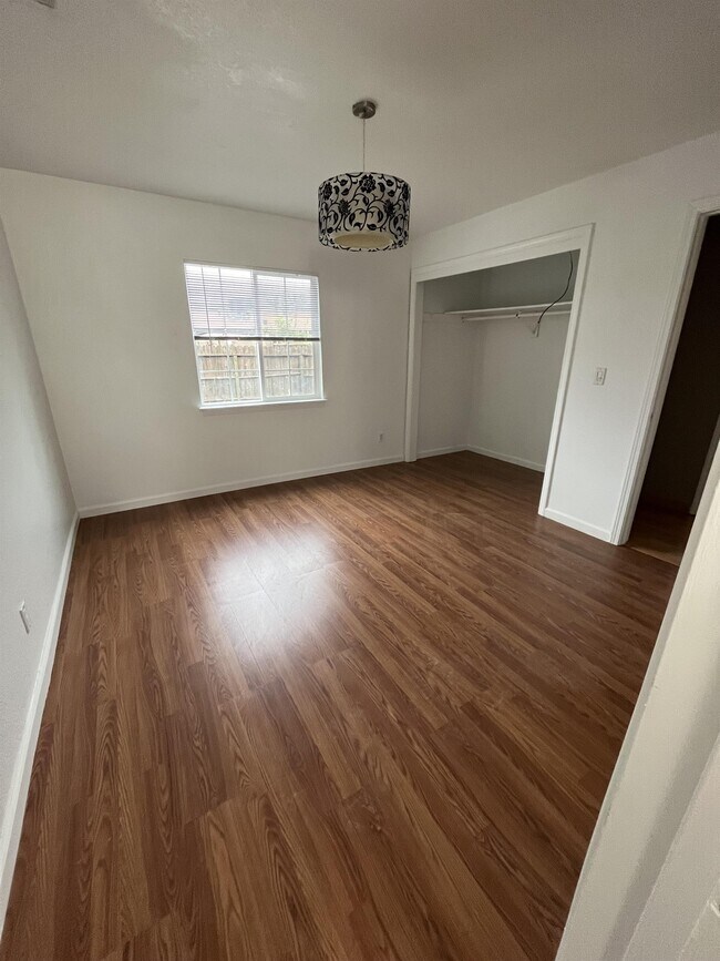 Foto del edificio - 523 W 8th St