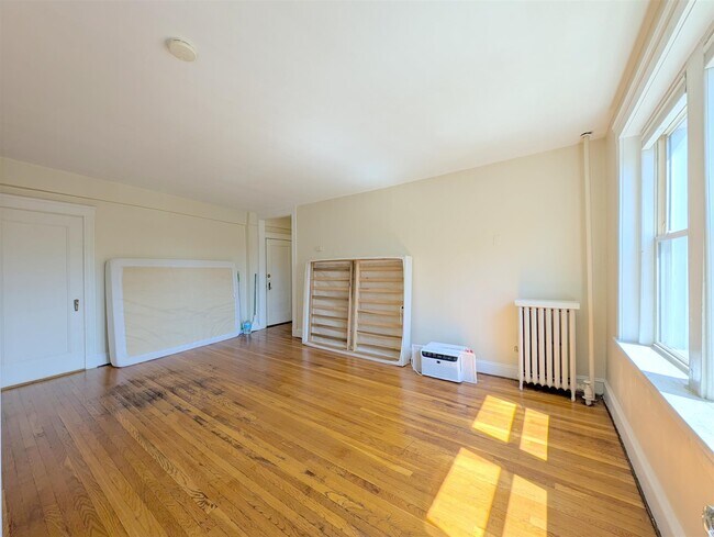Building Photo - 6 Linnaean St