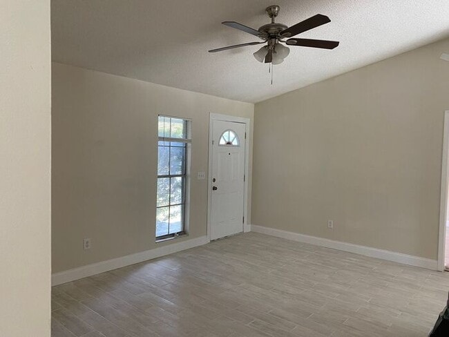 Building Photo - Newly Remodeled 3 Bedroom/2 Bathroom Duple...