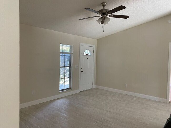 Foto del edificio - Newly Remodeled 3 Bedroom/2 Bathroom Duple...