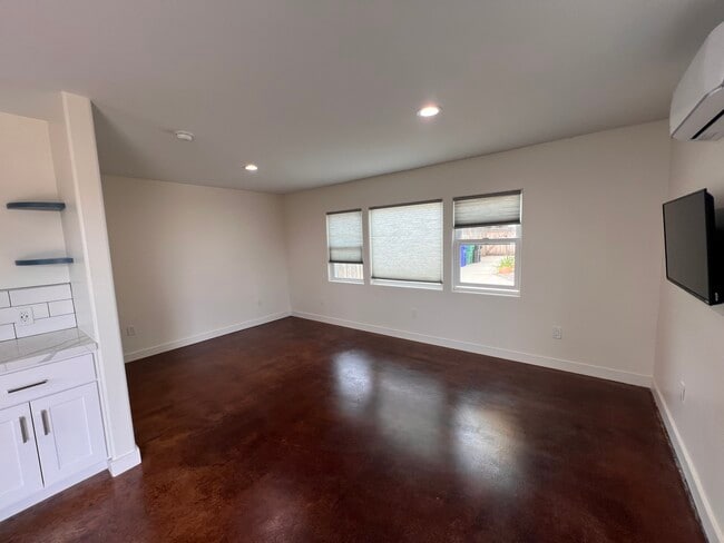 Propiedad a pie - 5703 Adelaide Ave