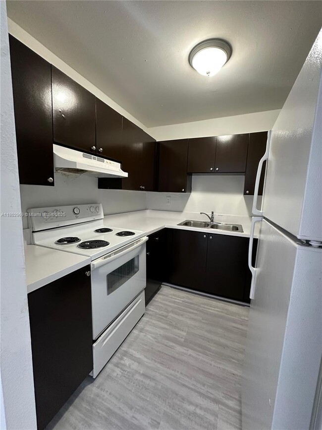 Foto del edificio - 1825 W 56th St