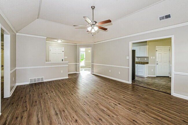 Foto del edificio - 6770 Lake Point Cir