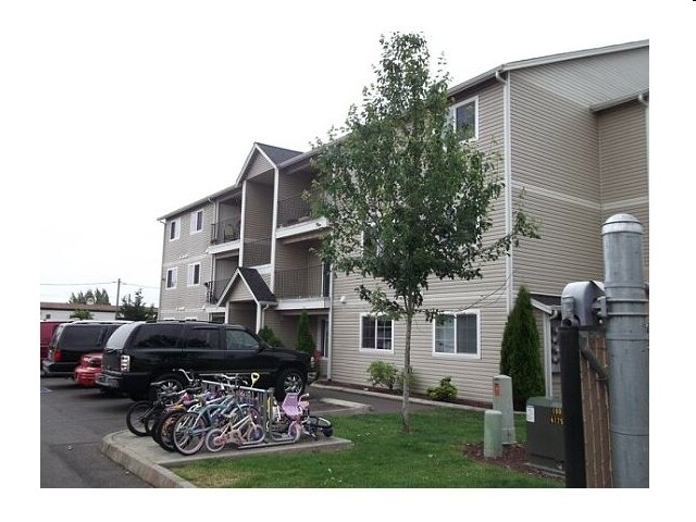 Foto del edificio - Russell Road I Apartments