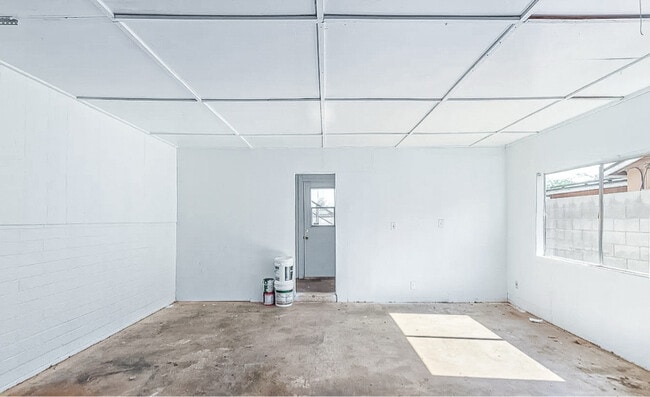 Building Photo - 4450 E Alta Vista Rd