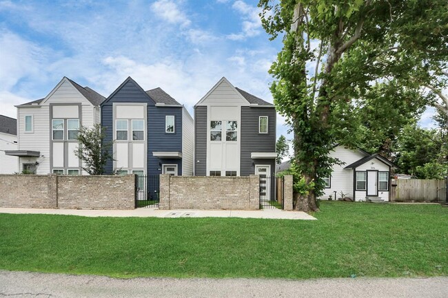 Building Photo - 308 Neyland St