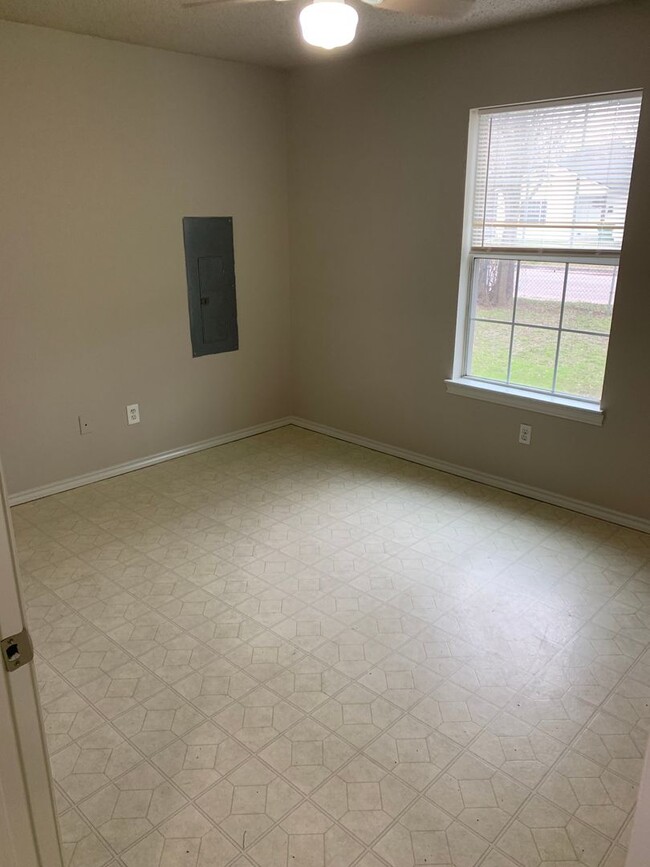 Building Photo - 2 Bedroom, 1 Bath, Bellmead