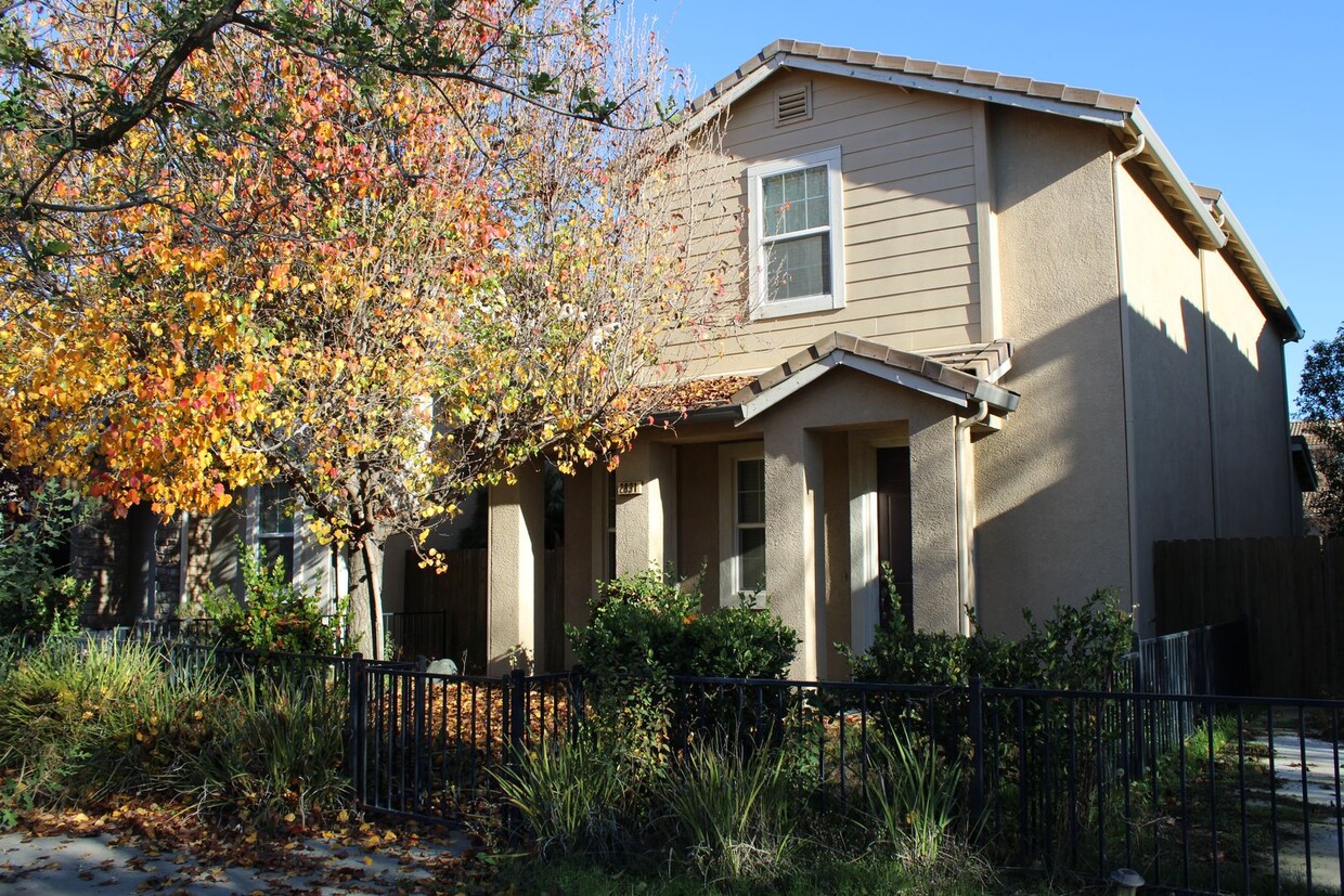 Primary Photo - 2831 Stonegate Dr