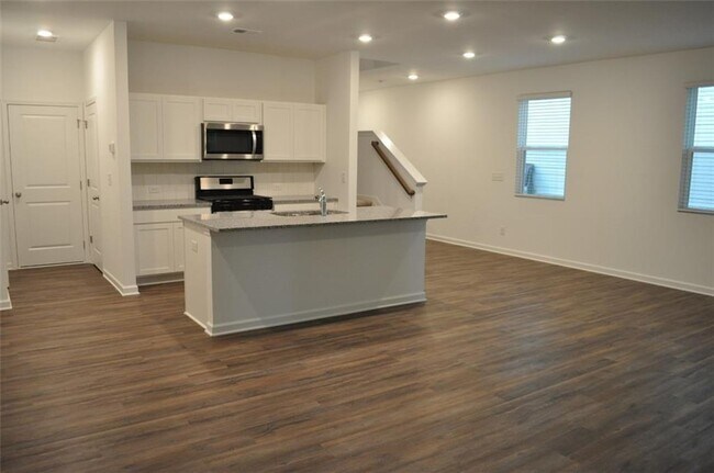 Building Photo - 5755 Thornton Dr