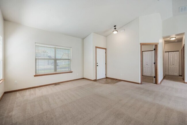 Foto del edificio - 3 bed 2 bath Crown Pointe Neighborhood wit...