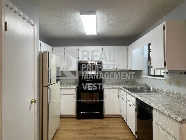 Foto del edificio - Charming Three Bedroom Home in Lake Wildwood