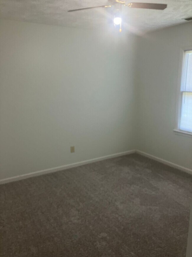 Building Photo - BEAUTIFUL 3 BEDROOM 2.5 BATH STORY HOME (SB)