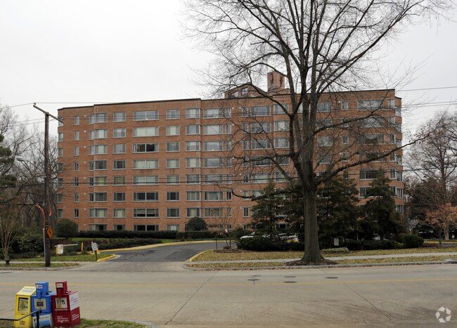 Foto del edificio - 4200 Cathedral Ave NW