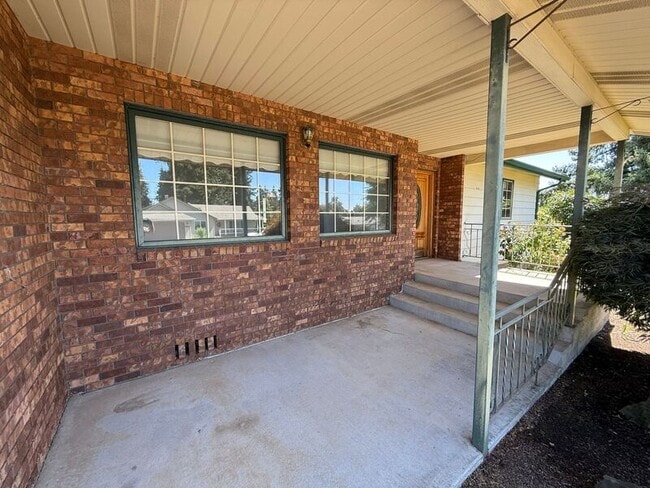 Building Photo - 460 SE Conifer Pl