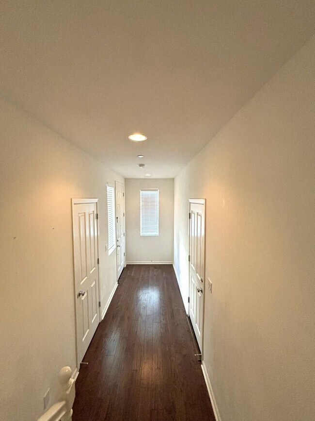 Building Photo - Appealing 3-bedroom, 2.5-bathroom home loc...