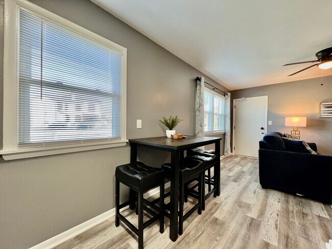 Foto del edificio - Charming, Stylish remodeled Trenton Apartment