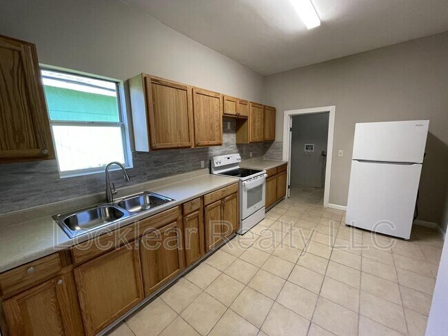 Foto del edificio - 2120 N Davis St