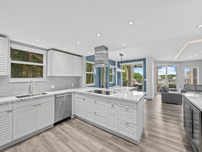 Building Photo - 1050 Seminole Dr