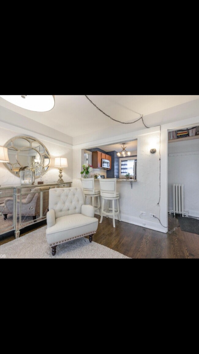 Living room toward breakfast bar - 1114 Lake Shore Blvd