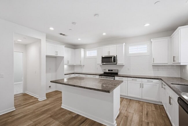 Foto del edificio - NEW LISTING 4 Bedroom, 3 Bathroom, 2 Garage Detached Condominium, with HVAC, Tankless Water Heate...