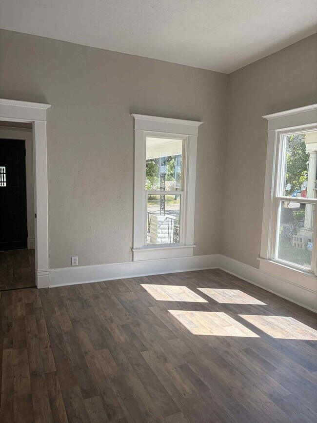 Building Photo - Stunning Remodeled 3-Bedroom/ 1 BATHROOM H...