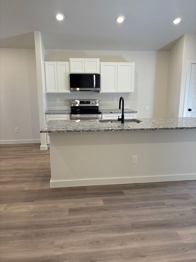 Building Photo - $500 OFF first months rent ask us today!!!! Willowbend for the Holidays!