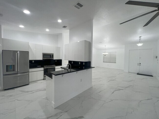 Building Photo - 13936 SW 52nd Ln
